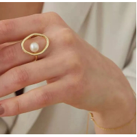 Kunstzinnige ring met parel