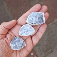 Ruwe stukjes blauw calciet